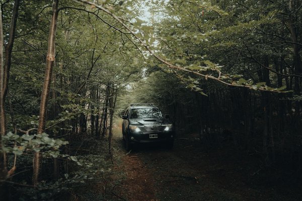 Comment installer des barres de LED sur une Toyota Hilux pour une meilleure visibilité en off-road ?